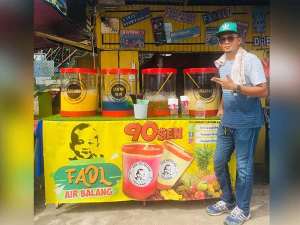 Faizeen (kanan) berkorban masa dan segalanya demi keluarga.