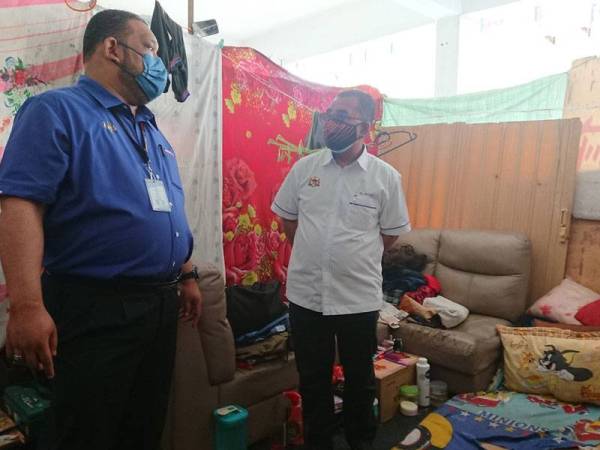 Keadaan tempat tinggal tiga individu itu termasuk pasangan suami isteri yang hanya ditutupi kain selimut dan papan plastik.