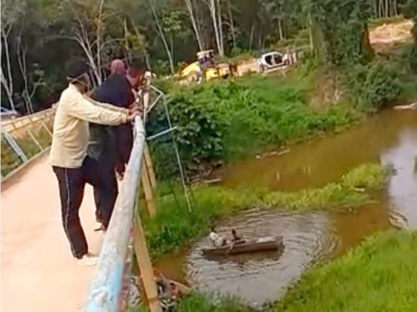 Lokasi di mana kenderaan milik mangsa ditemui terjunam ke dalam sungai di Chicha Tinggi, Pasir Mas pada Selasa. - Gambar Ihsan Pembaca