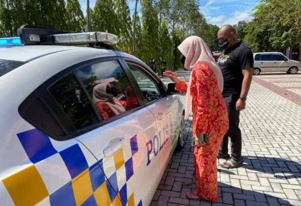 Polis telah mengarahkan Pejabat Parlimen Muar ditutup kerana kehadiran yang terlalu ramai. (FB Syed Saddiq Syed Abdul Rahman).