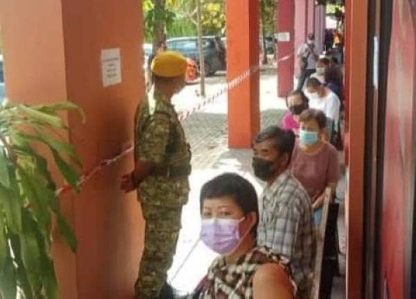 Anggota Rela ditugaskan untuk mengawal keadaan. (Foto: FB Syed Saddiq Syed Abdul Rahman).