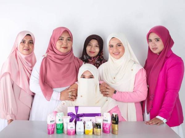 Asma (duduk di tengah) bersama stokis dan ejen di bawahnya.