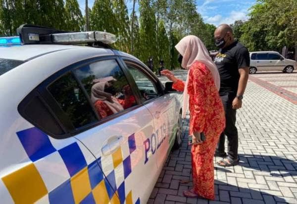 Polis telah mengarahkan Pejabat Parlimen Muar ditutup kerana kehadiran yang terlalu ramai. (FB Syed Saddiq Syed Abdul Rahman).