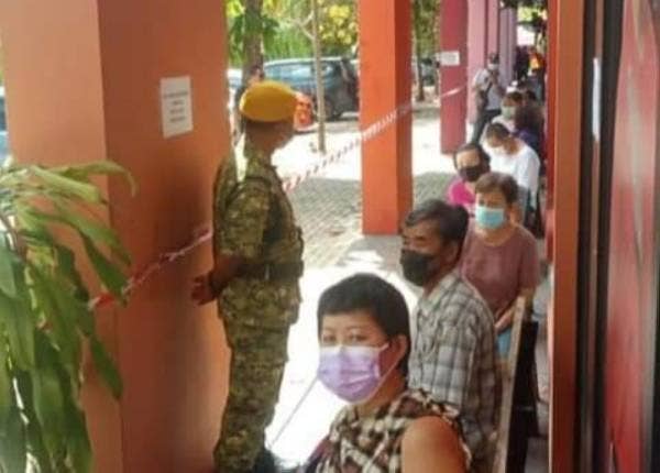 Anggota Rela ditugaskan untuk mengawal keadaan. (Foto: FB Syed Saddiq Syed Abdul Rahman).