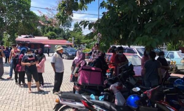 Orang ramai beratur panjang untuk mendapatkan bantuan makanan. (FB Syed Saddiq Syed Abdul Rahman)