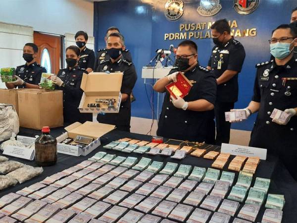 Polis turut merampas sepucuk pistol dan 13 butir peluru dari sindiket terbabit.