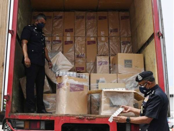 Kerajaan perlu meletakkan aktiviti penyeludupan rokok sebagai jenayah terancang di bawah kesalahan SOSMA dan AMLA. - Foto Bernama