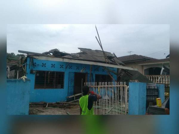 Sebahagian struktur bumbung rumah runtuh dalam kejadian itu. - Foto ihsan Bomba Perak