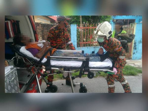Mangsa dibawa ke HRPB dengan menaiki ambulans EMRS. - Foto ihsan Bomba Perak