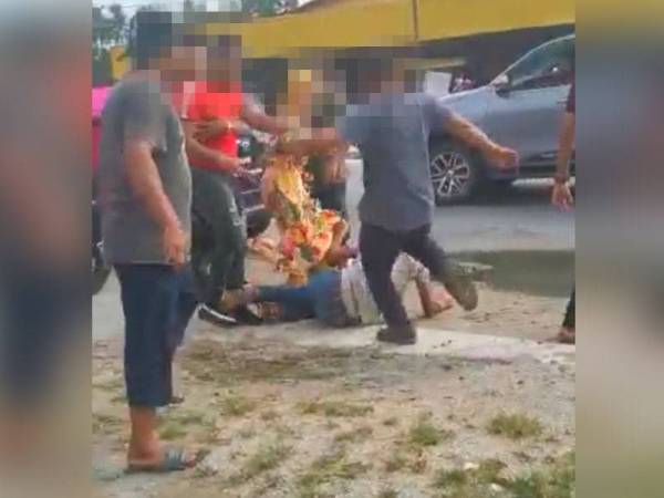 Mangsa yang berusia 30 tahun dipukul orang ramai di lokasi kejadian di tepi jalan Pasir Tumbuh pada petang Selasa. - Foto tular laman sosial