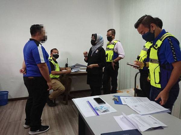 Wakil syarikat pengurusan bangunan srata akur syarikatnya dikompaun RM10,000 kerana didapati beroperasi tanpa kebenaran Unit Pesuruhjaya Bangunan pihak berkuasa tempatan (PBT) di Ayer Keroh di sini pada Rabu.