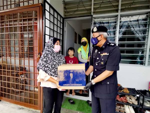 Siti Rohani menerima sumbangan barang keperluan menerusi Ops Bantu disampaikan Aidi Sham.