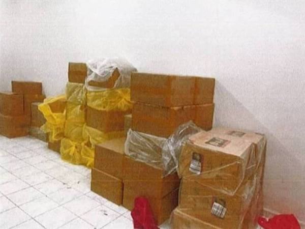 Rokok seludup yang dirampas di sebuah rumah teres dua tingkat di Taman Maju, Batu Pahat pada 7 Julai lalu.