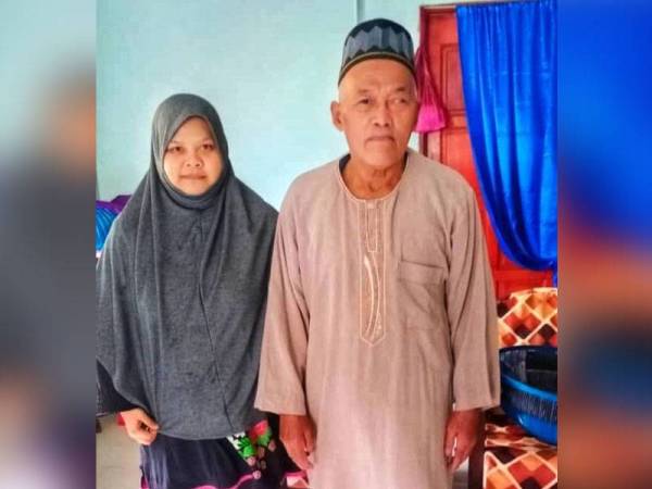 Mariani bersama ayahnya, Husin yang banyak menyokong kemahiran menganyam.