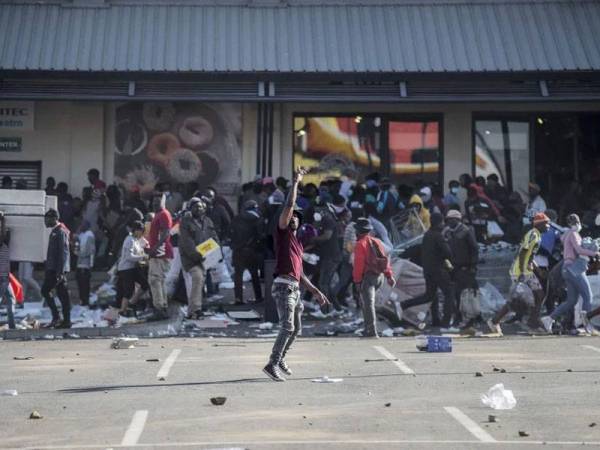 Sejumlah penduduk menziarah di pusat beli-belah Jabulani di daerah Soweto, utara bandar raya Johannesburg.- Foto AFP