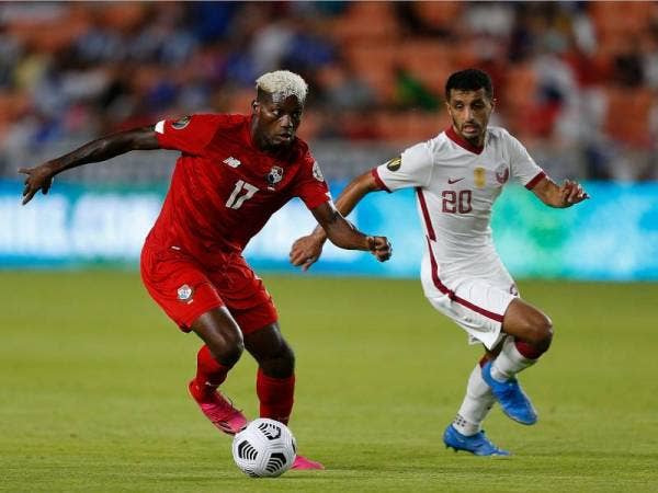 Pemain Panama, Jose Fajardo cuba melepasi kawalan pemain Qatar, Abdullah Al Ahrak dalam aksi kumpulan D saingan Piala Emas CONCACAF di Stadium BBVA, Houston. - Foto AFP