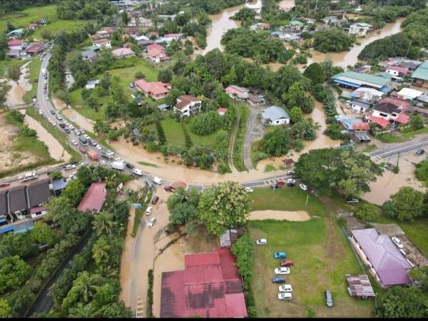 Keadaan banjir yang melanda beberapa kampung di Penampang, Sabah.