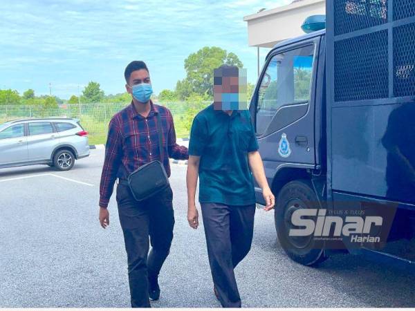 Bekas pengurus besar syarikat AKSB (kanan) yang dibebaskan dengan jaminan SPRM sebanyak RM10,000 di Mahkamah Majistret Kota Bharu pada Khamis.