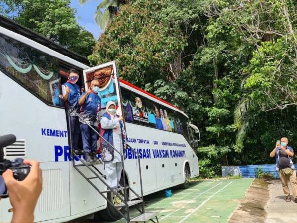 Zuraida mengadakan lawatan kerja sempena Pelancaran Program Mobilisasi Vaksin Komuniti (Movak) KPKT dan Kementerian Perpaduan Negara di Dewan Orang Ramai Kampung Serengkam pada Khamis.