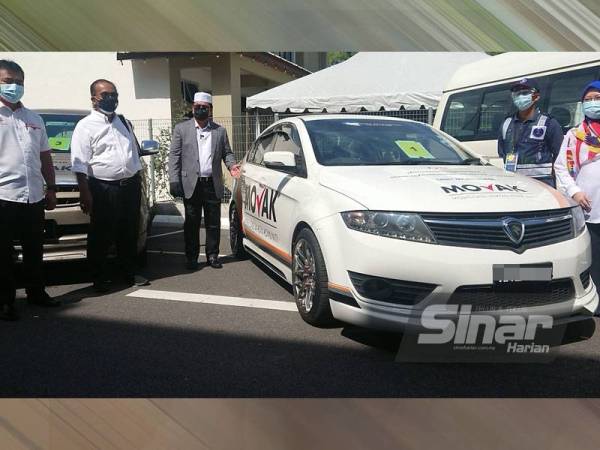 Sulaiman (tengah), Ismail (dua, kiri) dan Rahmas (kanan) selepas meninjau pelaksanaan program Outreach Vaksinasi DUN Kuala Linggi di Kompleks JAPERUN Kuala Linggi pada Khamis.