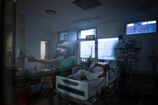 Angka rasmi kematian akibat Covid-19 Argentina melepasi 100,000 pada Rabu sekali gus memberi lebih banyak tekanan ketika negara sedang bergelut masalah ekonomi. -Foto EPA