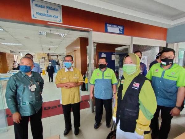 Ahmad Yunus (dua dari kiri) bersama Zulkarnain (kiri) ketika penyerahan sumbangan di HTAR, Klang pada Rabu.