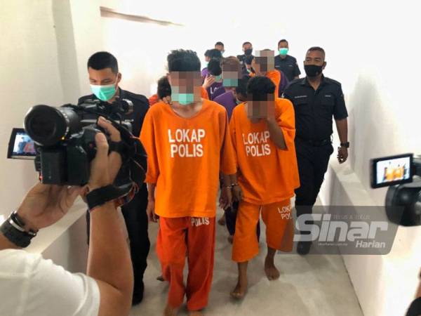 Tujuh termasuk empat suspek lelaki yang ditahan dibawa ke Mahkamah Kota Bharu bagi mendapatkan perintah reman.
