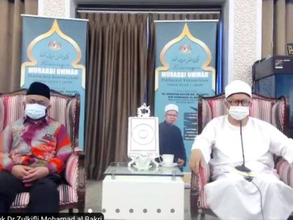 Zulkifli (kanan) ketika menyampaikan amanat dan merasmikan Konvensyen Murabbi Ummah Peringkat Kebangsaan 2021 secara maya pada Khamis.