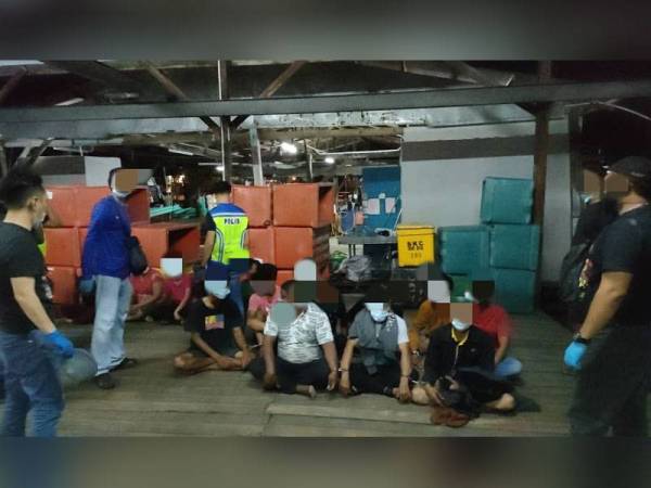 Antara PATI yang ditahan menerusi Op Pintas sepasukan polis D3 JSJ Bukit Aman bersama IPD Sabak Bernam di Sekinchan, Selangor pada Rabu.