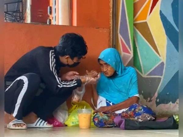 Video Tiktok berdurasi satu minit memaparkan kegigihan Che Munah yang menjual asam keping di Pasar Siti Khadijah, Kota Bharu sehingga tular di media sosial.