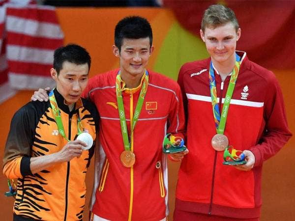 Berbeza dengan temasya Olimpik sebelum ini, pemenang pingat terpaksa kalungkan pingat ke leher sendiri pada Sukan Olimpik Tokyo 2020 susulan pandemik Covid-19.