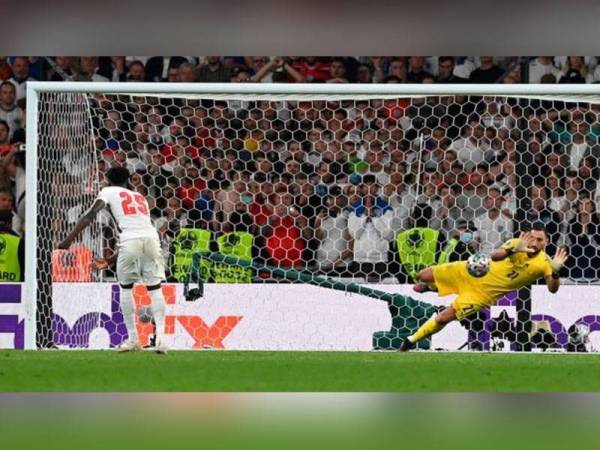 Sepakan penalti Saka yang diselamatkan penjaga gol Itali, Gianluigi Donnarumma pada final Euro 2020.