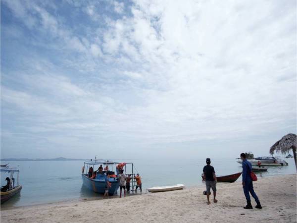Program 'outreach' suntikan vaksin ke pulau-pulau peranginan serta Tasik Kenyir di Terengganu yang bermula semalam memberi sinar baharu buat pengusaha pelancongan untuk kembali beroperasi setelah perniagaan mereka terjejas hampir dua tahun. - Foto Bernama