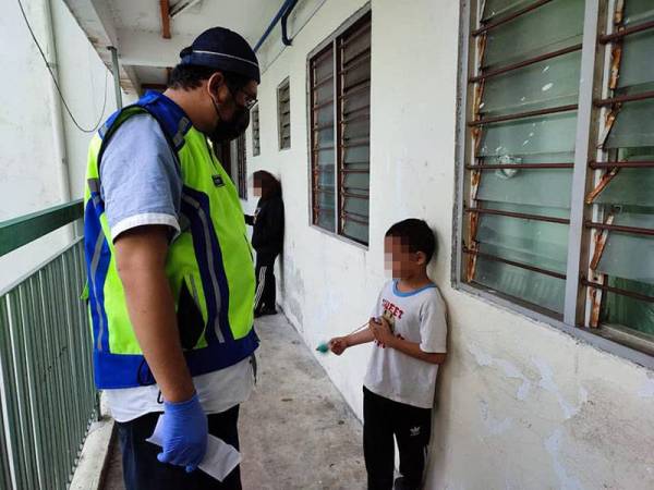 Anak yang paling kecil itu menangisi pemergian ibunya sedang di tangannya masih ada mainan kecil. Foto FB muhammadrafieudin.zainalrasid