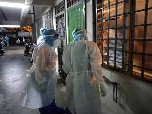 Ujian saringan Covid-19 secara bersasar dilakukan di Taman Waja pada Rabu lalu. - Foto Pejabat Kesihatan daerah Kuala Pilah