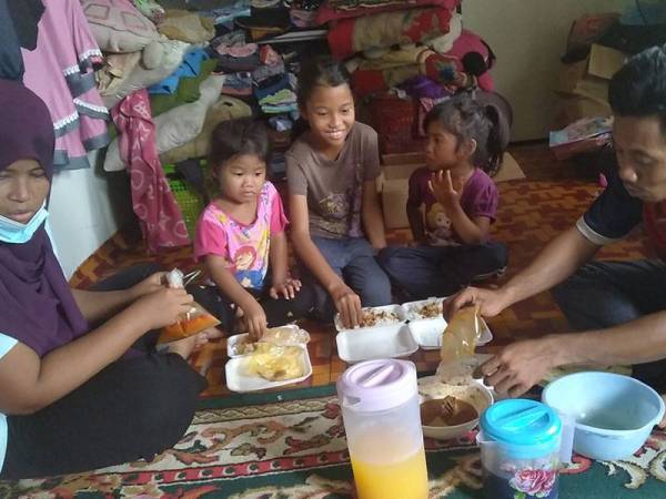 Azrul ( kanan) dan Junaidab ( kiri) menghidangkan makan tengah hari untuk anak- anak.