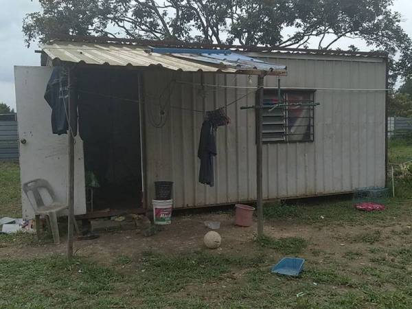 Kontena yang didiami tujuh beranak di Kampung Baru Seri Aman, Jalan Kempas Lama, Tebrau.