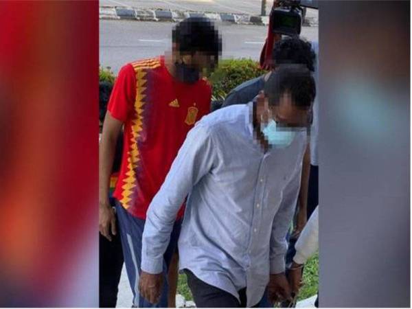 Ketiga-tiga lelaki itu dibawa ke mahkamah diiringi polis pagi tadi selepas ditahan sepasukan polis di sekitar George Town kira-kira jam 4.40 petang Khamis.- Foto Awani