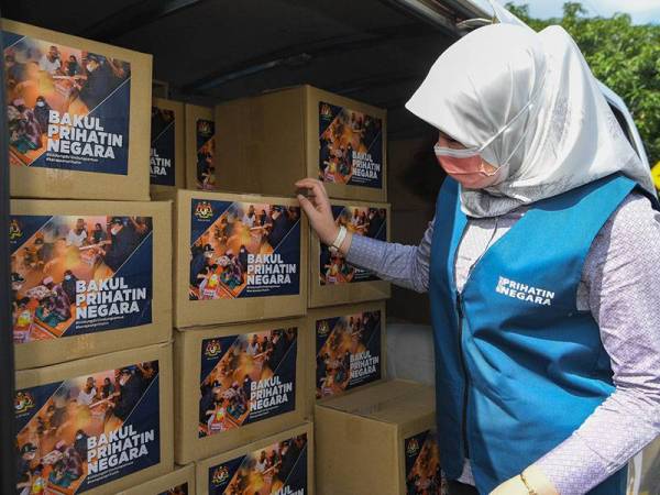 Menteri Pembangunan Wanita, Keluarga dan Masyarakat Datuk Seri Rina Mohd Harun melihat bekalan Bakul Prihatin ketika Tinjauan dan Pemantauan Proses Pengagihan Bakul Prihatin Negara di Kampung Datuk Keramat hari ini. - Foto Bernama