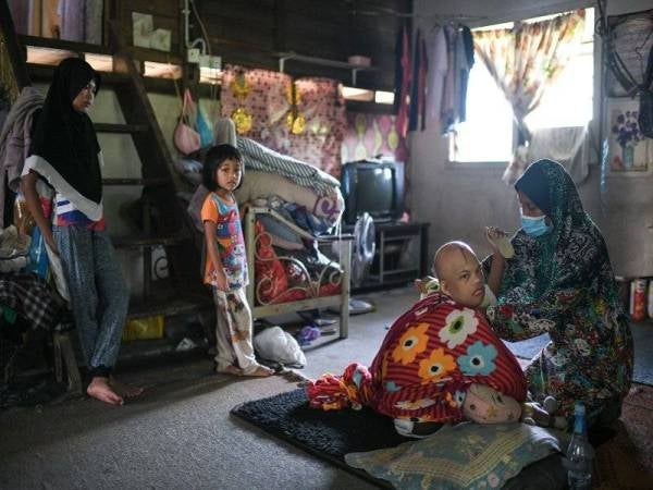 Penerima bakul makanan, Salasiah Md Isa, 43, (kanan) yang menetap di Kampung Padang Hassan, Kepala Batas, hilang punca pendapatan selepas kematian suaminya, Ismail Husin. Foto Bernama