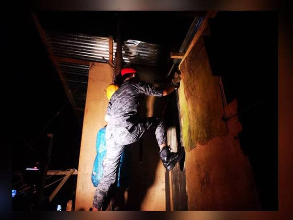 Anggota JIM Sabah menyerbu salah satu rumah kongsi disyaki sebagai sarang PATI di Kundasang Ranau.