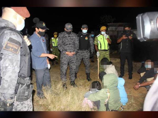 Jonathan (dua dari kiri) memeriksa individu disyaki PATI di kawasan sebuah ladang ternakan terkemuka di Kundasang dalam Operasi Patuh Bersepadu yang dilaksanakan JIM Sabah.