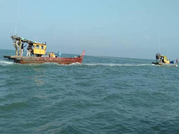 Dua bot nelayan tempatan kelas A dikesan melakukan aktiviti perikanan menggunakan pukat tunda pada kedudukan 0.3 hingga 0.5 batu nautika tenggara muara Sungai Bernam pada Sabtu.