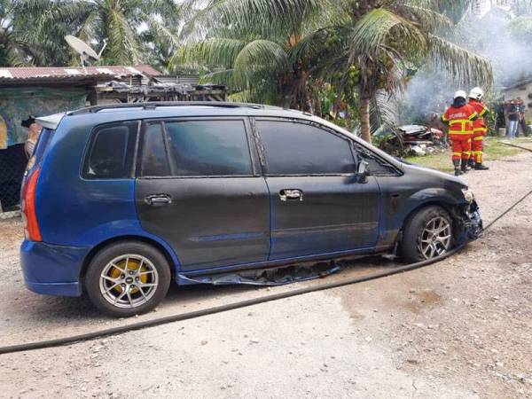 Salah sebuah kereta yang turut terbakar dalam kejadian kebakaran di Kampung Parit Pulai dekat Yong Peng, Batu Pahat pada petang Sabtu.