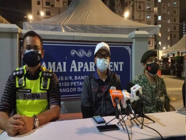 Johary (tengah) ketika sidang media di Damai Apartment, PJS 8 lewat malam Sabtu.