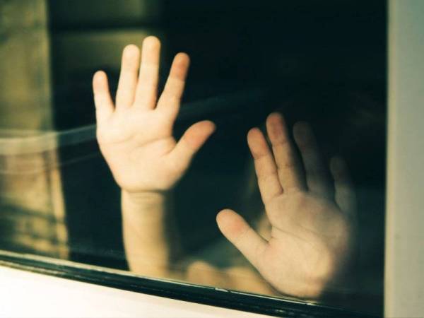 Pemeriksaan fizikal terhadap kedua-dua kanak-kanak tersebut mendapati terdapat kesan calar dan lebam di tangan, pipi, kaki dan dagu. Gambar hiasan. - Foto 123RF