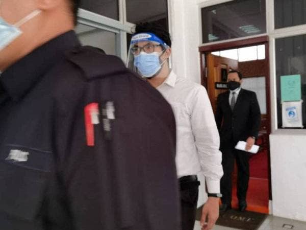 Mohamad Arif (tengah) hadir di Mahkamah Sesyen Kota Tinggi pada Ahad.