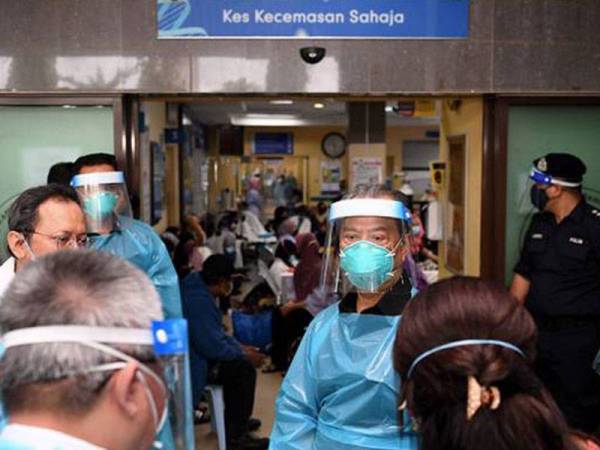 Perdana Menteri semalam meluangkan masa melawat wad kecemasan yang merawat pesakit COVID-19 ketika mengadakan lawatan di Hospital Tengku Ampuan Rahimah, Klang, 13 Julai. - Foto Bernama