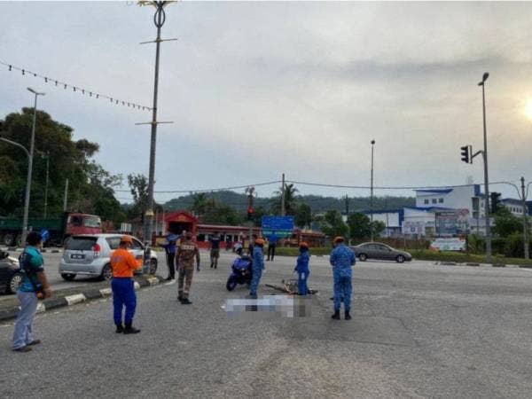 A Rajamah maut di tempat kejadian akibat terjatuh daripada basikal ditunggangi selepas bergesel dengan treler.