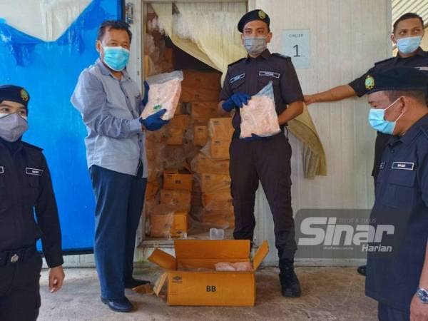 Abdullah (dua dari kiri) melakukan tinjauan di Stesen Maqis Rantau Panjang pada Ahad.